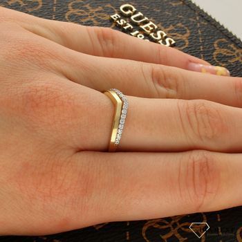 Złoty pierścionek wysadzany cyrkoniami PI 1254. Złoty pierścionek z cyrkonią. Złoty pierścionek z  drobnymi cyrkoniami. Złoty pierścionek idealny na prezent. Złoty pierścionek zaręczynowy. Złoty pierścion.jpg